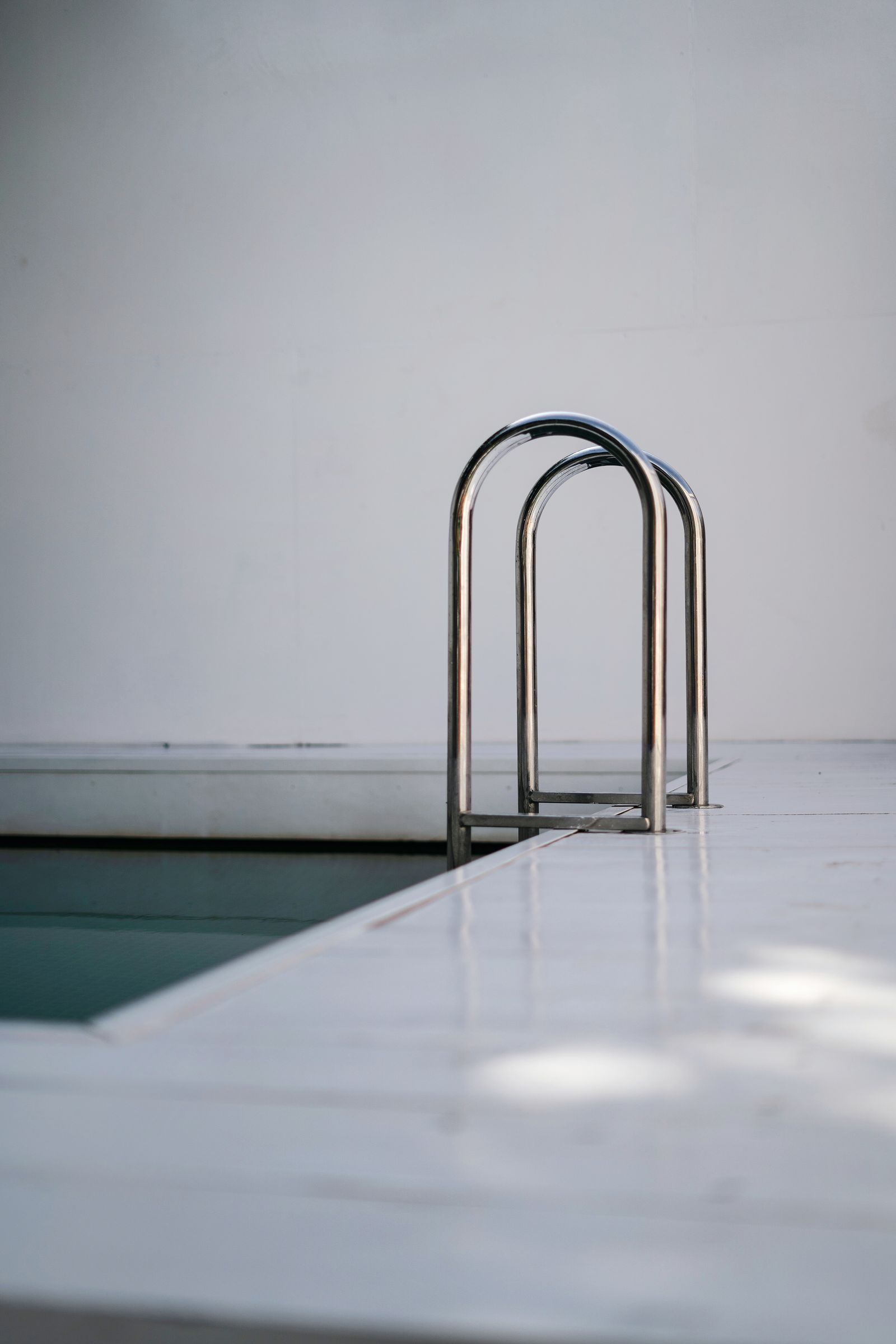 Corrimãos em aço inox junto a piscina