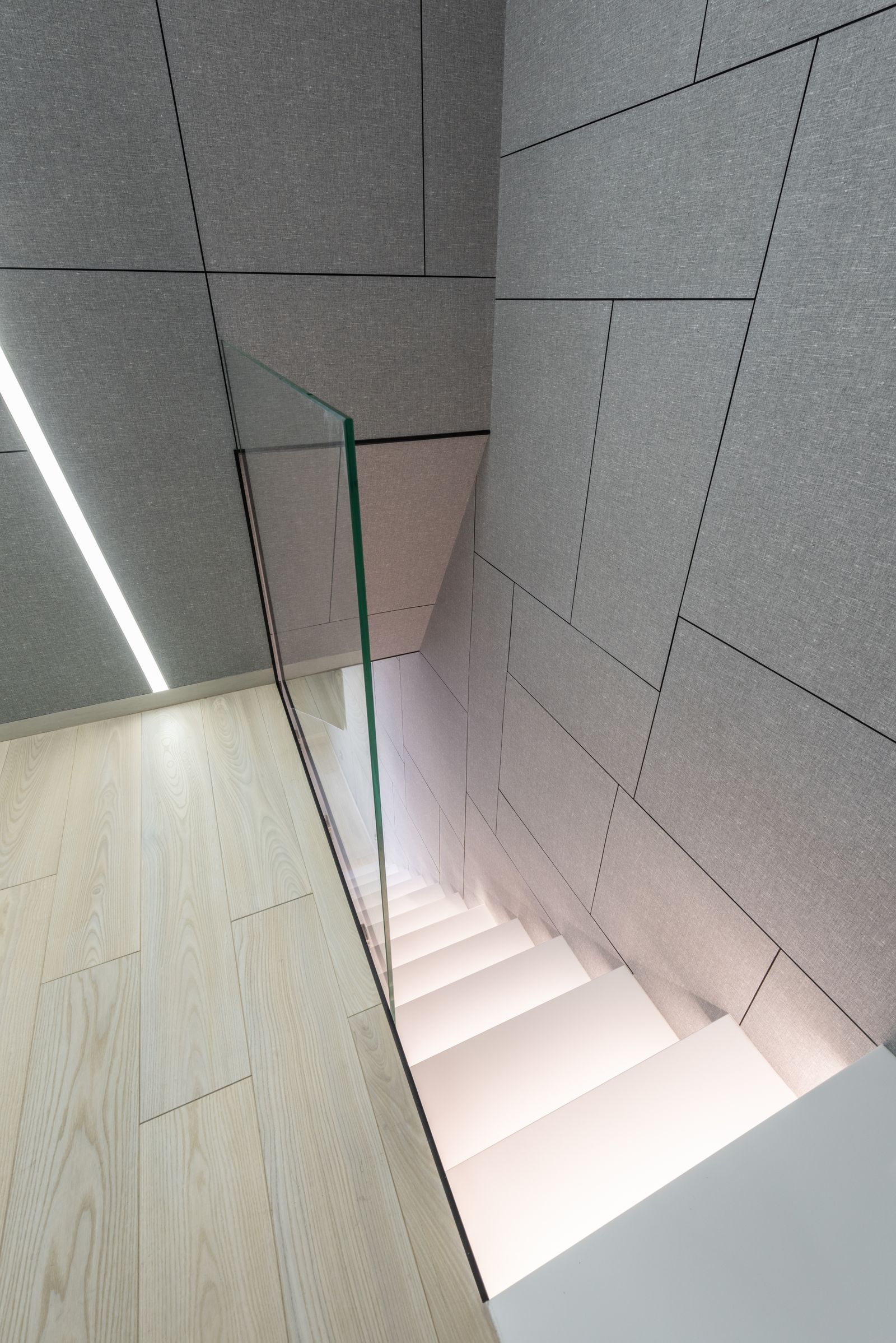 Guarda de escada em vidro em interior moderno