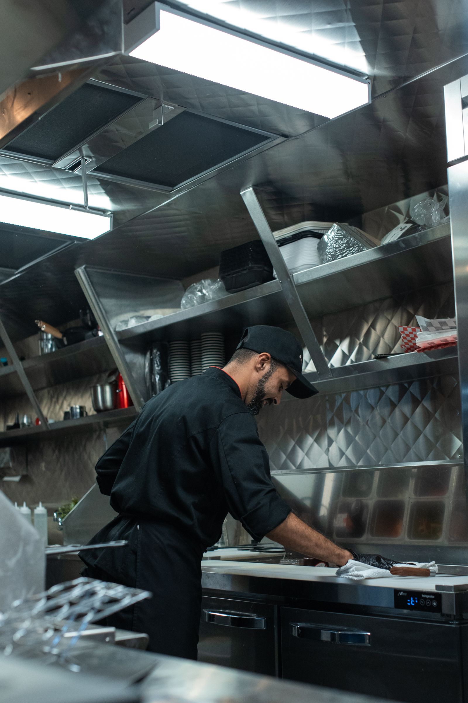 Bancadas e prateleiras em inox de cozinha profissional