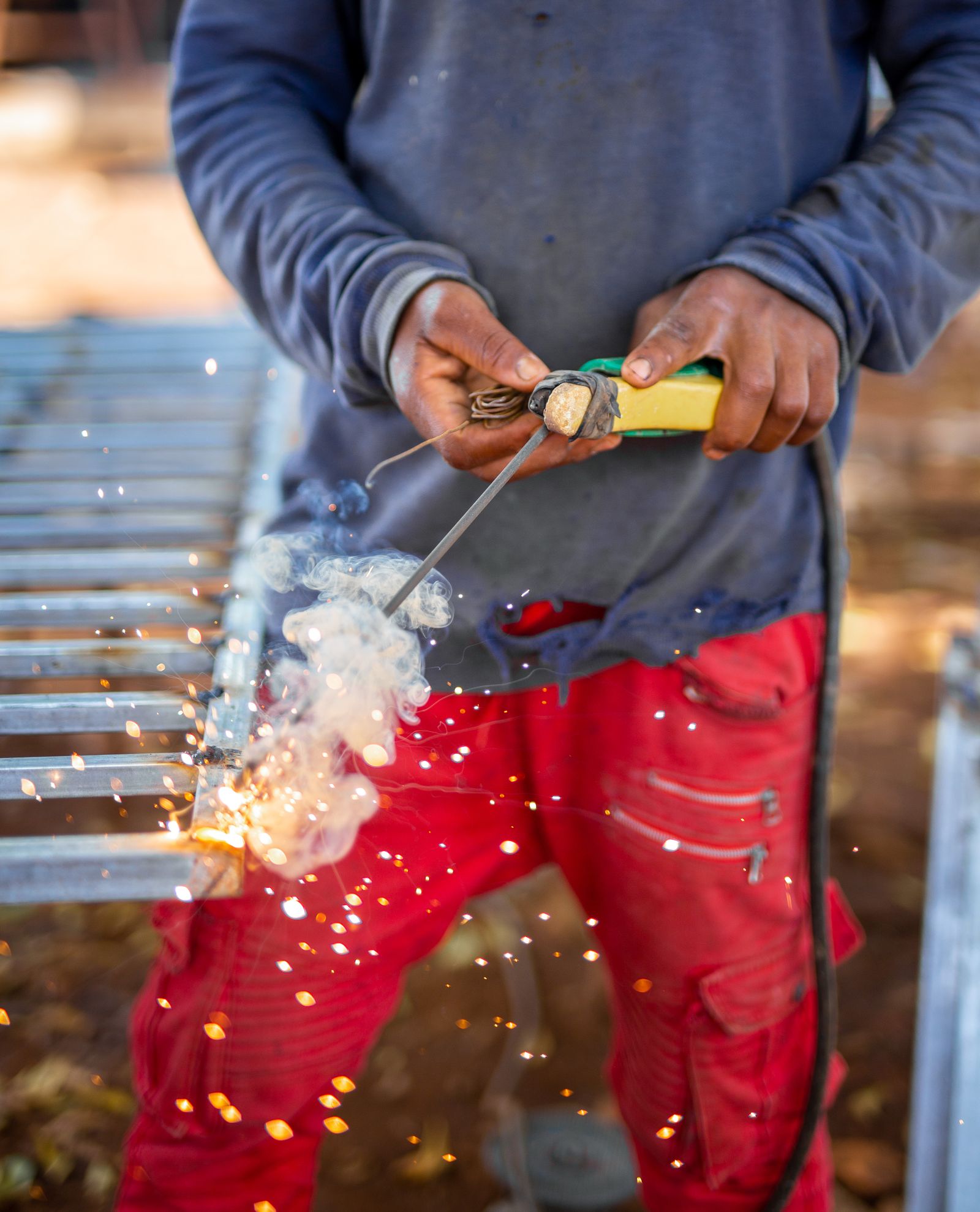 Soldador a soldar gradeamento metálico galvanizado em obra